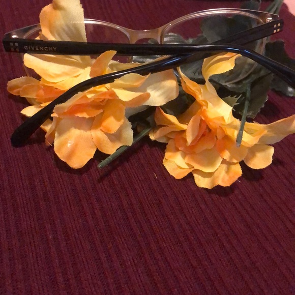 Givenchy - Picture 3 of 3